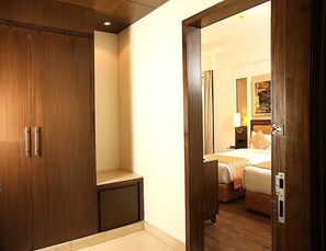 Premium Twin Room | Desk, laptop workspace, free WiFi, bed sheets