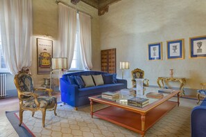 Living area - Luxury apartment Brunelleschi | Palazzo Salviati by Varental (Firenze)