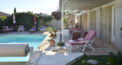 Air-conditioned house with private heated pool - 6 pers - 4 km from Avignon