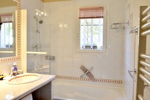 Tina, secadora de cabello, toallas 