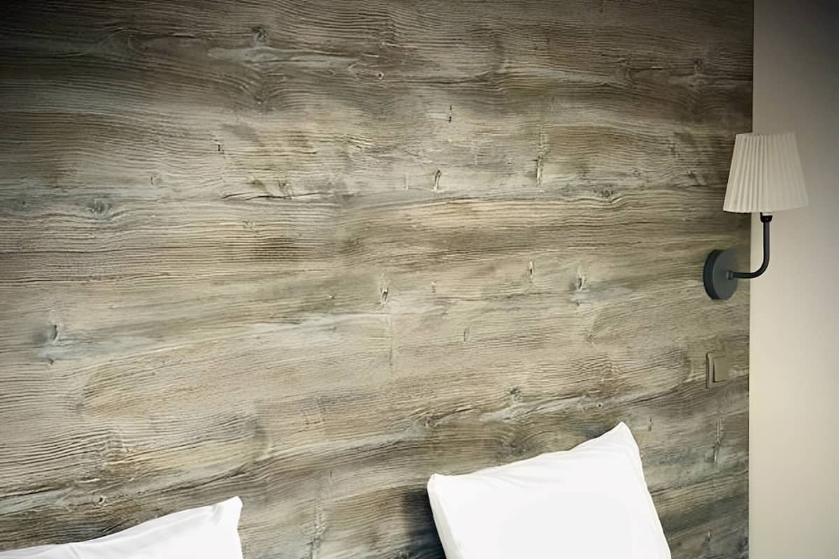 Hypo-allergenic bedding, desk, free WiFi, bed sheets