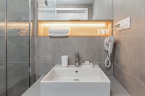Dusche, Haartrockner, Handtücher, Shampoo