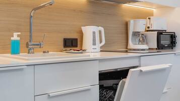 Fridge, microwave, stovetop, dishwasher