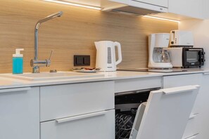 Fridge, microwave, stovetop, dishwasher