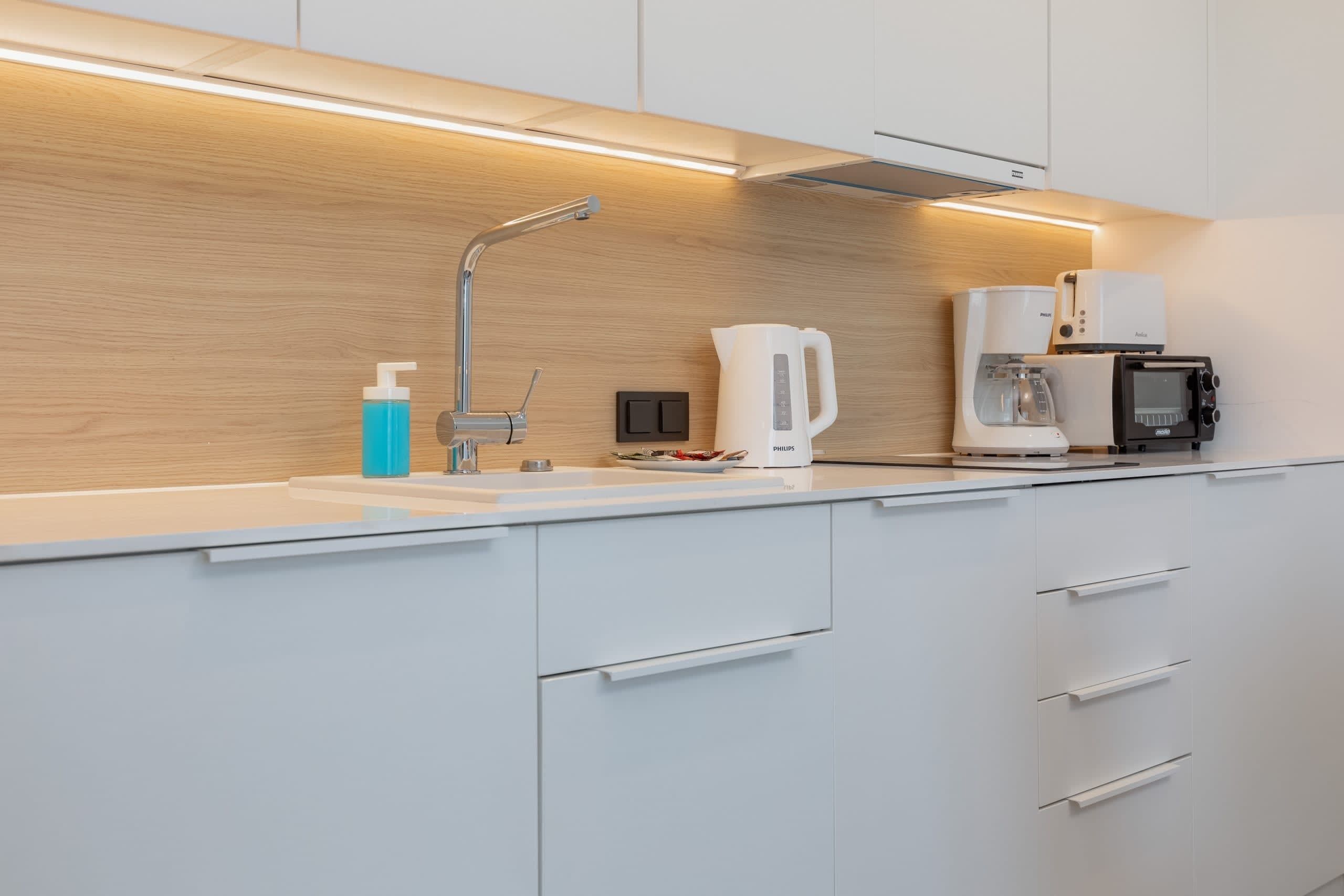 Kühlschrank, Mikrowelle, Herdplatte, Geschirrspüler