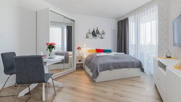 Schreibtisch, Bügeleisen/Bügelbrett, Reisekinderbett, WLAN