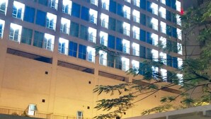 Un immeuble à plusieurs étages, doté de nombreuses fenêtres, d’une porte bien visible et d’un balcon.