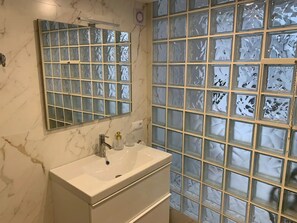 Shower, hair dryer, towels - Holiday Home "Antana" with Mountain View, Patio & Wi-Fi (Frigiliana)