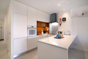 Een koelkast, een microgolfoven, een oven, een kookplaat