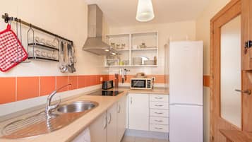 Refrigerador, microondas, placa de cocina, lavavajillas