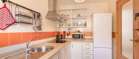 Frigorífico, microondas, placa de cocina y lavavajillas