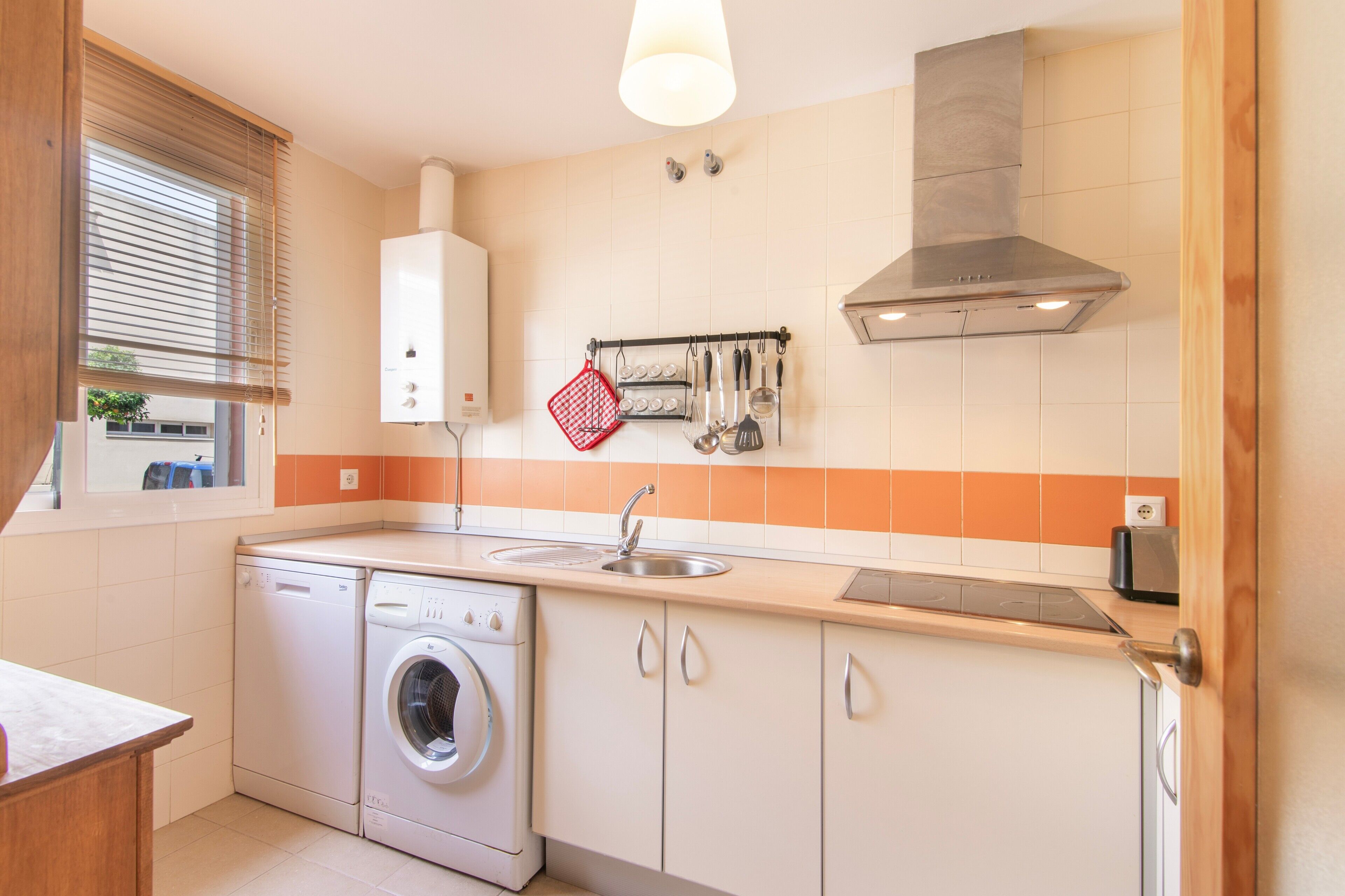 Réfrigérateur, micro-ondes, plaque de cuisson, lave-vaisselle