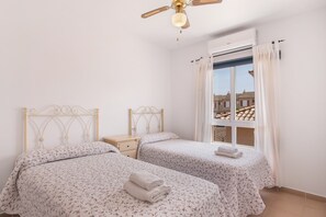 3 habitaciones, tabla de planchar con plancha, wifi y ropa de cama 