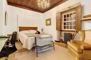 5 bedrooms, iron/ironing board, free WiFi, bed sheets - Country Home 'Quinta de San Antonio' with Pool, Mountain View & Wi-Fi (FONTOURA ( Valenca do Minho ))