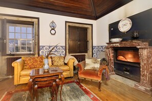 TV, fireplace, ping pong - Country Home 'Quinta de San Antonio' with Pool, Mountain View & Wi-Fi (FONTOURA ( Valenca do Minho ))