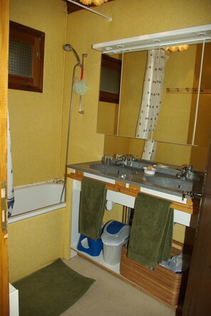 Badekar, hårtørrer, håndklæder