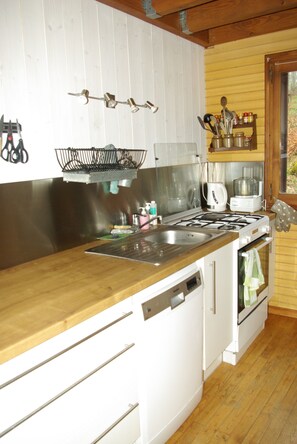 Køleskab, mikrobølgeovn, ovn, kogeplade