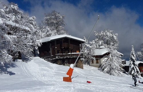 Grand chalet sur piste dans une petite station de ski pyrénéenne