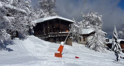 Grand chalet sur piste dans une petite station de ski pyrénéenne