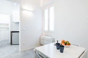 Dining - GuestHost - Bright and functional 35 sqm apartment, able to accommodate up to 2 people, located on the first floor (without elevator) of a building within Gioberti district. The property is located in a lively neighborhood, full of services and well serv (Firenze)