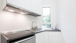 A modern kitchen with a built-in dishwasher, stainless steel sink, and a window providing natural light. - GuestHost - Bright and functional 35 sqm apartment, able to accommodate up to 2 people, located on the first floor (without elevator) of a building within Gioberti district. The property is located in a lively neighborhood, full of services and well serv (Firenze)