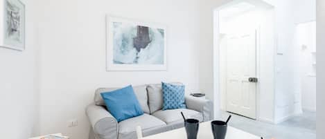 تلفزيون بشاشة مسطحة