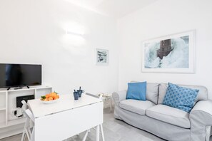 Flat-screen TV - GuestHost - Bright and functional 35 sqm apartment, able to accommodate up to 2 people, located on the first floor (without elevator) of a building within Gioberti district. The property is located in a lively neighborhood, full of services and well serv (Firenze)