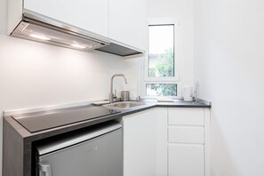 Fridge, stovetop
