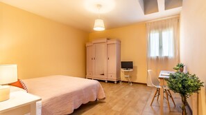 2 Schlafzimmer, Schreibtisch