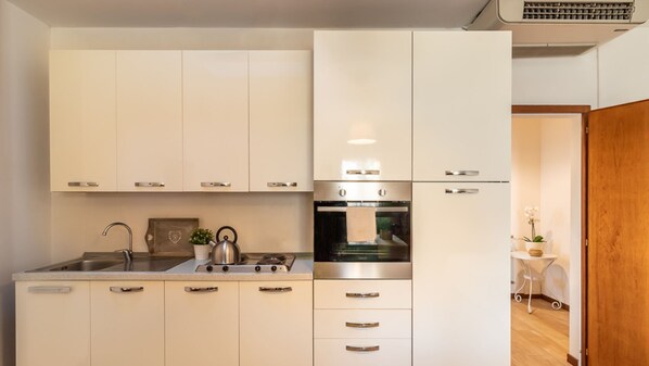 Kühlschrank, Ofen, Herdplatte, Kochgeschirr/Geschirr/Besteck