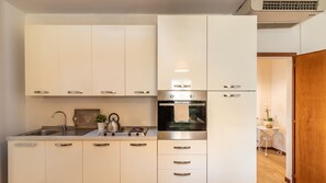 Fridge, oven, stovetop, cookware/dishes/utensils