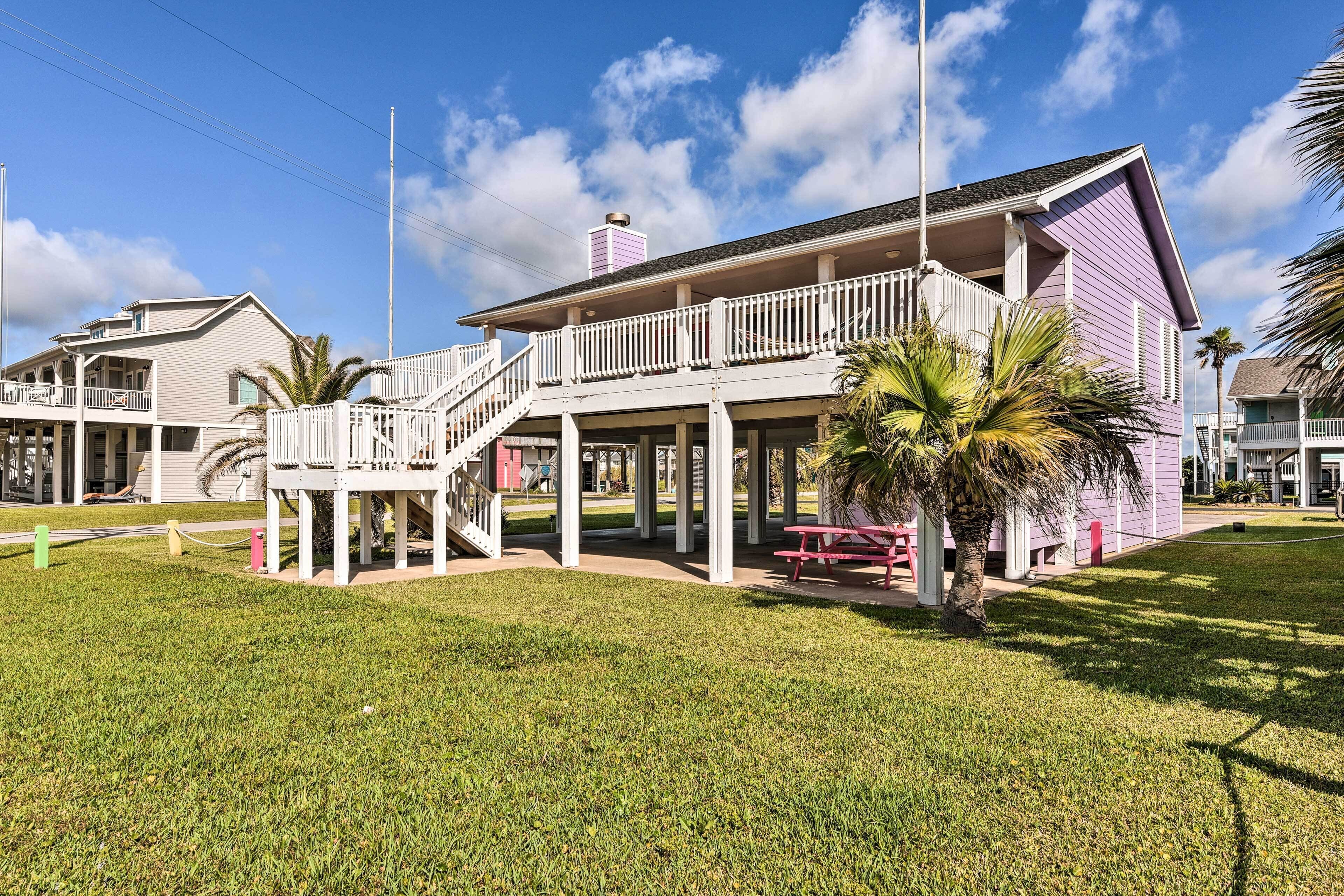 Pet-Friendly Crystal Beach House - Walk to Beach!