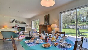 Free daily continental breakfast - LE NID BRETON (Bignan)