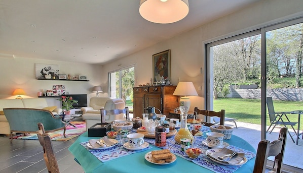Free daily continental breakfast