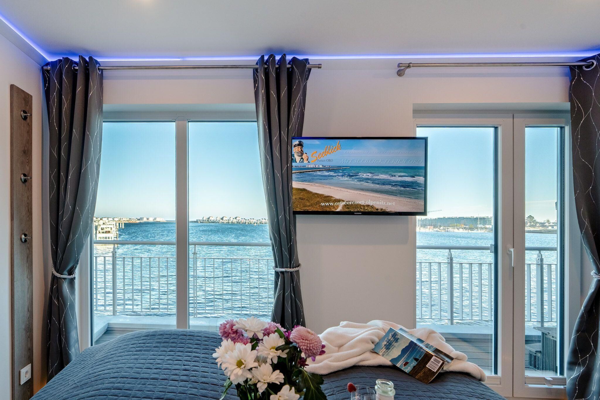 Wasserbett im Masterbedroom, direkter Wasserblick, Schleivilla Kapitän James Cook2 by Seeblick Ferien ORO