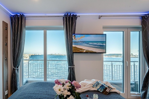 Wasserbett im Masterbedroom, direkter Wasserblick, Schleivilla Kapitän James Cook2 by Seeblick Ferien ORO
