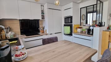 Frigorifero, microonde, forno, piano cottura