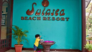 Niño jugando con agua en la entrada del Swisa Beach Resort.