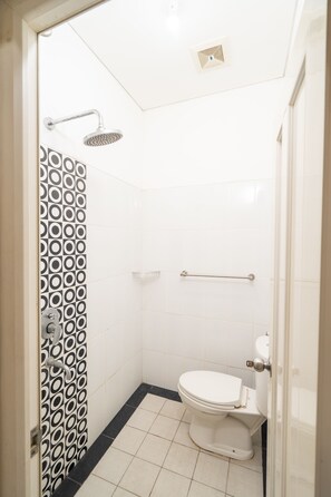 تجهيزات دش، مستلزمات مجانية للعناية الشخصية، مناشف