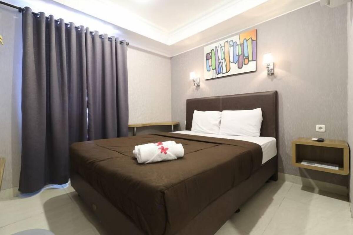 Desk, free WiFi, bed sheets