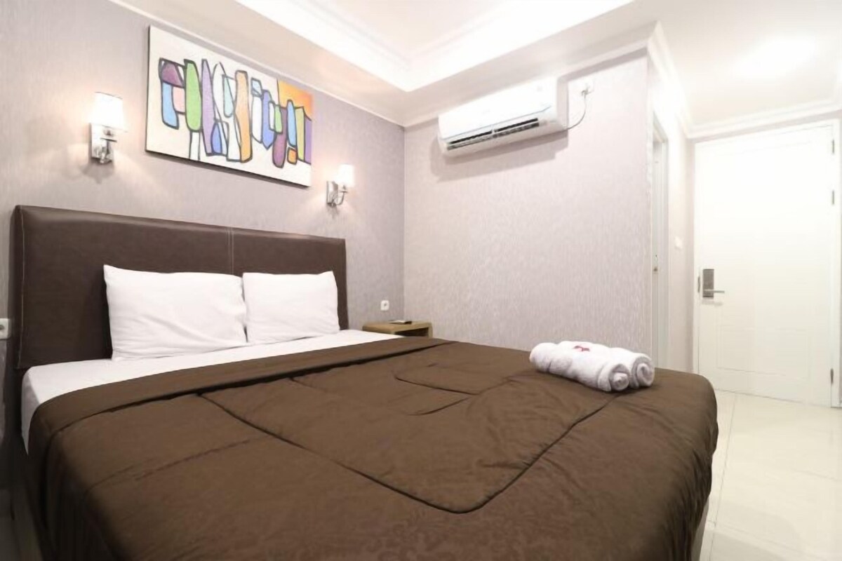 Desk, WiFi (free), bed sheets