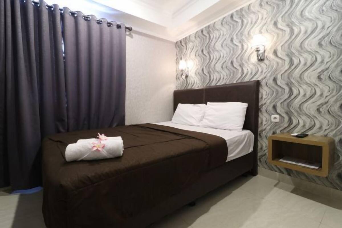 Desk, free WiFi, bed sheets