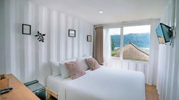 高級客房 | 房內夾萬、書桌、床單