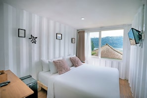 Superior-huone | Tallelokero huoneessa, työpöytä, vuodevaatteet