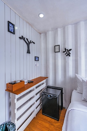 Superior-huone | Tallelokero huoneessa, työpöytä, vuodevaatteet