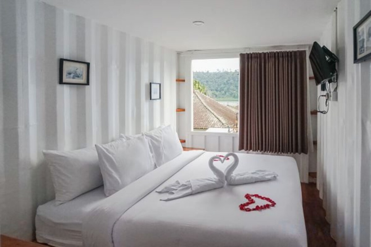 In-room safe, desk, bed sheets