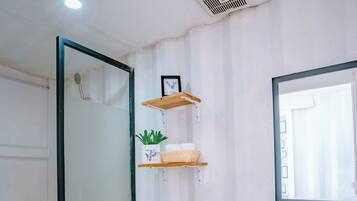 Shower, free toiletries, hair dryer, towels