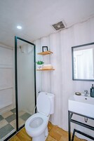 Ducha, artículos de tocador gratuitos, secador de pelo, toallas