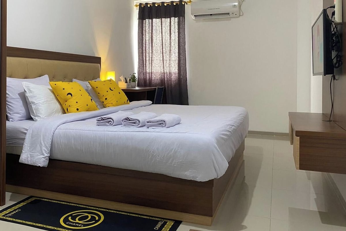 Desk, WiFi (free), bed sheets