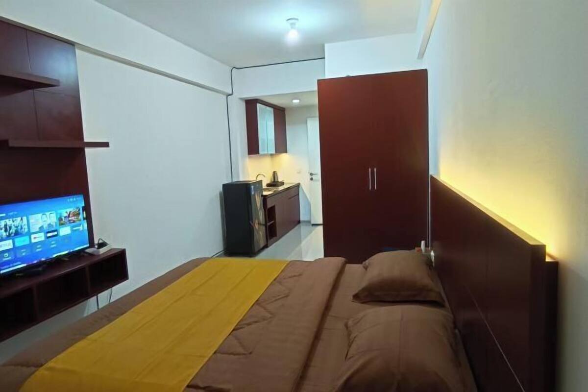 Desk, WiFi (free), bed sheets